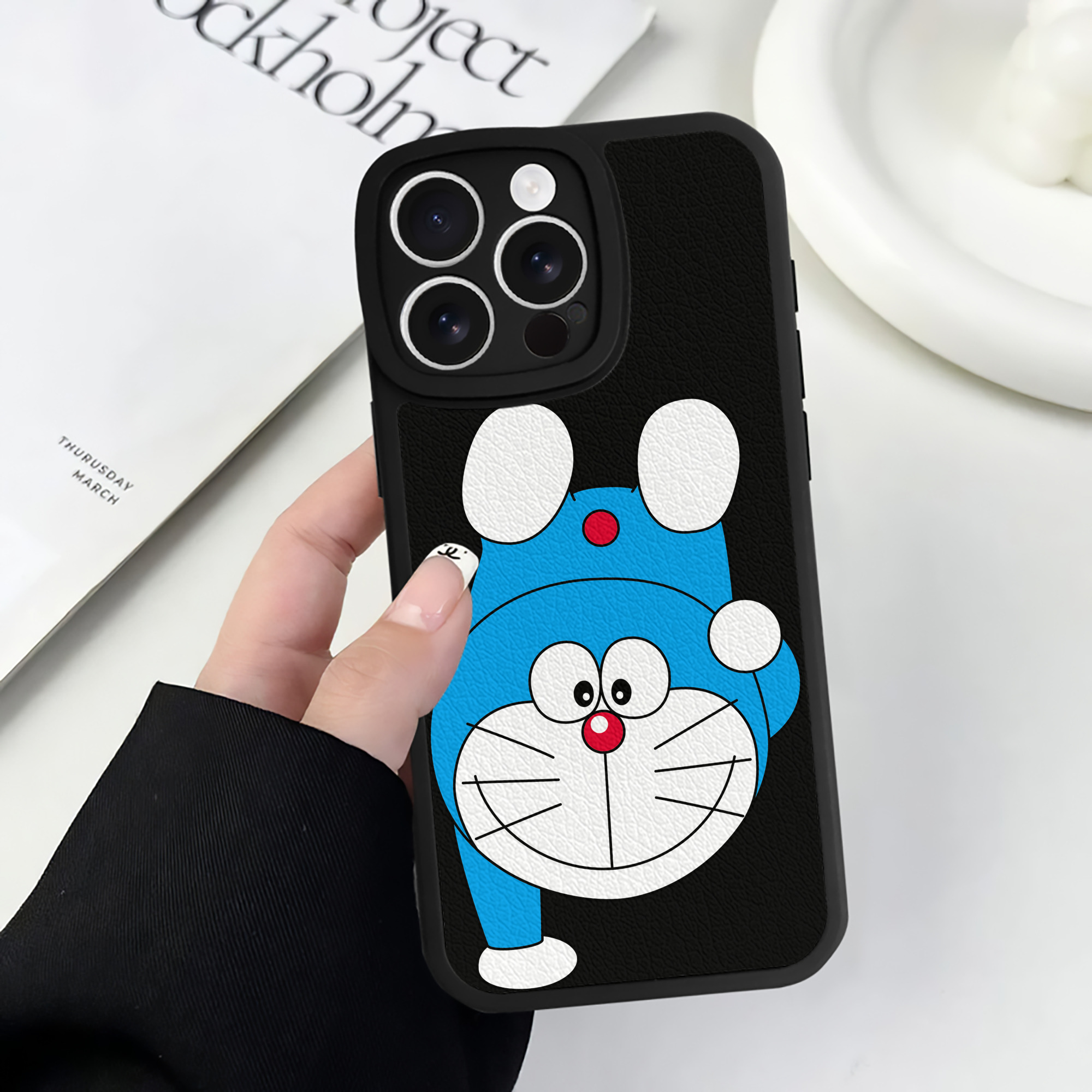 （画像用） ドラえもん Doraemon 【iPhone 16シリーズ対応】シリコンスマホケース（レザー調） 材質：シリコン